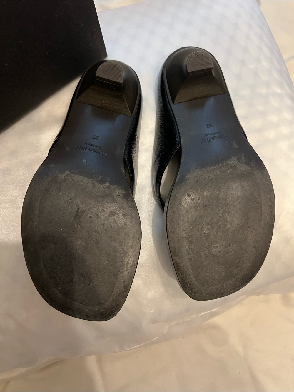 Massimo Dutti Black Leather Thong Sandals with Low Heel - Picture 2 of 3